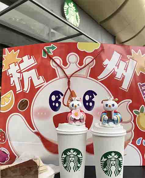 星巴克温和告示引热议:蜜雪冰城粉丝打卡后占座拆周边,门店如何体面应对 星巴克温和告示引热议:蜜雪冰城粉丝打卡后占座拆周边,门店如何体面应对
