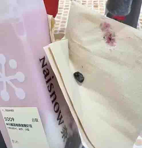 奈雪饮品中疑现石块,消费者索赔遭门店指责讹诈,监控还原全过程 奈雪饮品中疑现石块,消费者索赔遭门店指责讹诈,监控还原全过程