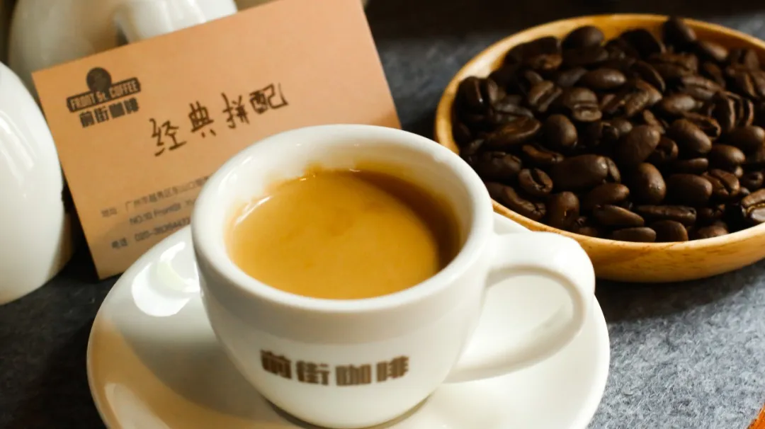 为什么你的拿铁拉花总是不够饱满?从奶泡打发到流量控制的完整指南 为什么你的拿铁拉花总是不够饱满?从奶泡打发到流量控制的完整指南